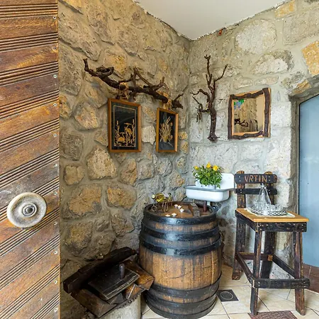 Vrtin Vineyard Family Retreat - Happy Rentals Holiday home *