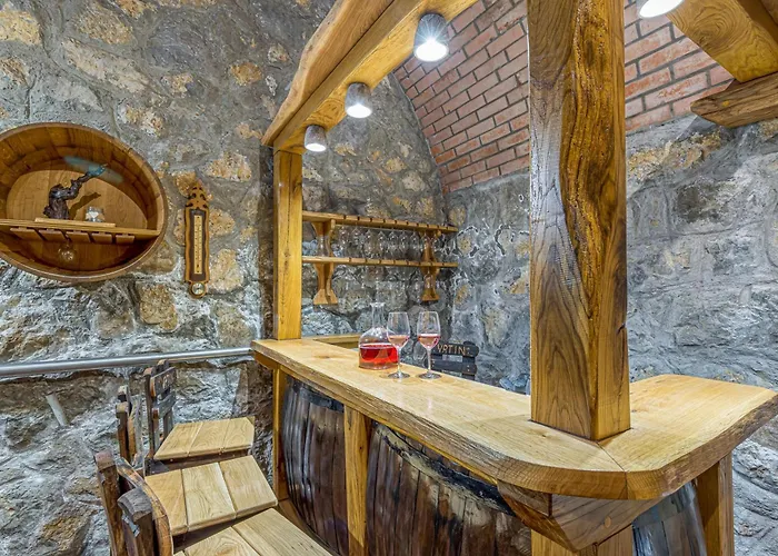 Vakantiehuis Vineyard Homestead Vrtin - Happy